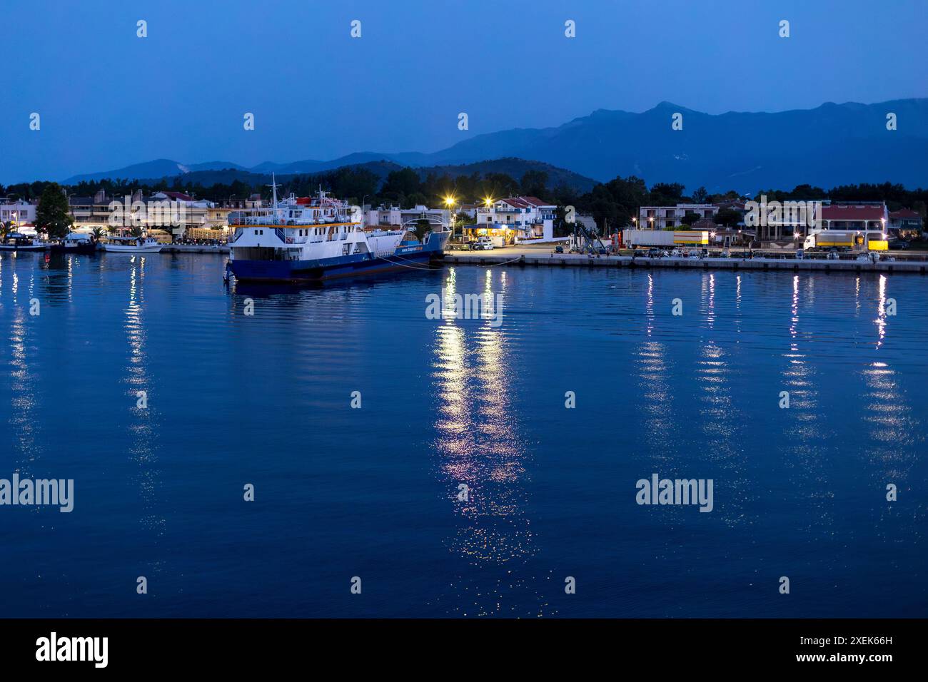 Keramoti, Griechenland - 12. Juni 2024: Abendlicher Blick auf die blaue Stunde mit Hafen, Fähren und Restaurants Stockfoto