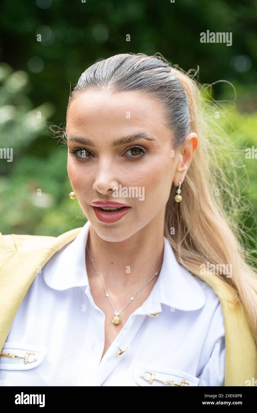 Stoke Poges, Großbritannien. Juni 2024. Sophie Hermann, die ehemalige Made in Chelsea TV-Persönlichkeit, war an Tag vier der Boodles Tennis im Stoke Park in Stoke Poges, Buckinghamshire. Quelle: Maureen McLean/Alamy Live News Stockfoto