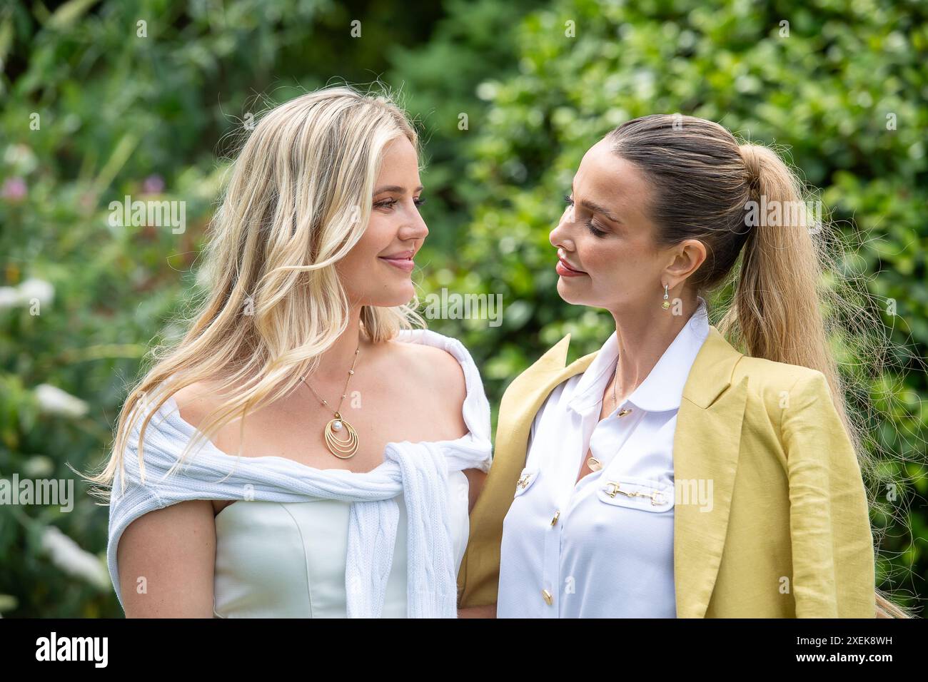 Stoke Poges, Großbritannien. Juni 2024. Ex Made in Chelsea TV-Persönlichkeiten Tabitha Willett und Sophie Hermann am vierten Tag des Boodles Tennis im Stoke Park in Stoke Poges, Buckinghamshire. Quelle: Maureen McLean/Alamy Live News Stockfoto