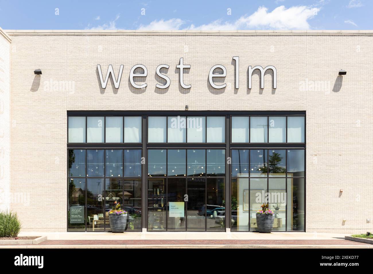 West Elm ist ein zeitgenössisches Möbeldesign und andere Haushaltswaren von Williams-Sonoma, Inc. Mit Standorten weltweit. Stockfoto