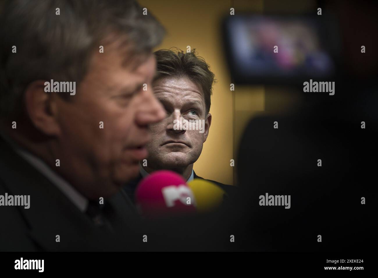Nederland, Haren, 03-10-12; Minister van Veiligheid en Justitie Ivo Opstelten bezoekt Haren, NAV de Project X rellen van twee weken geleden. Hij loopt een rondje door het dorp traf Burgemeester Rob Bats. Foto: Kees van de Veen Stockfoto