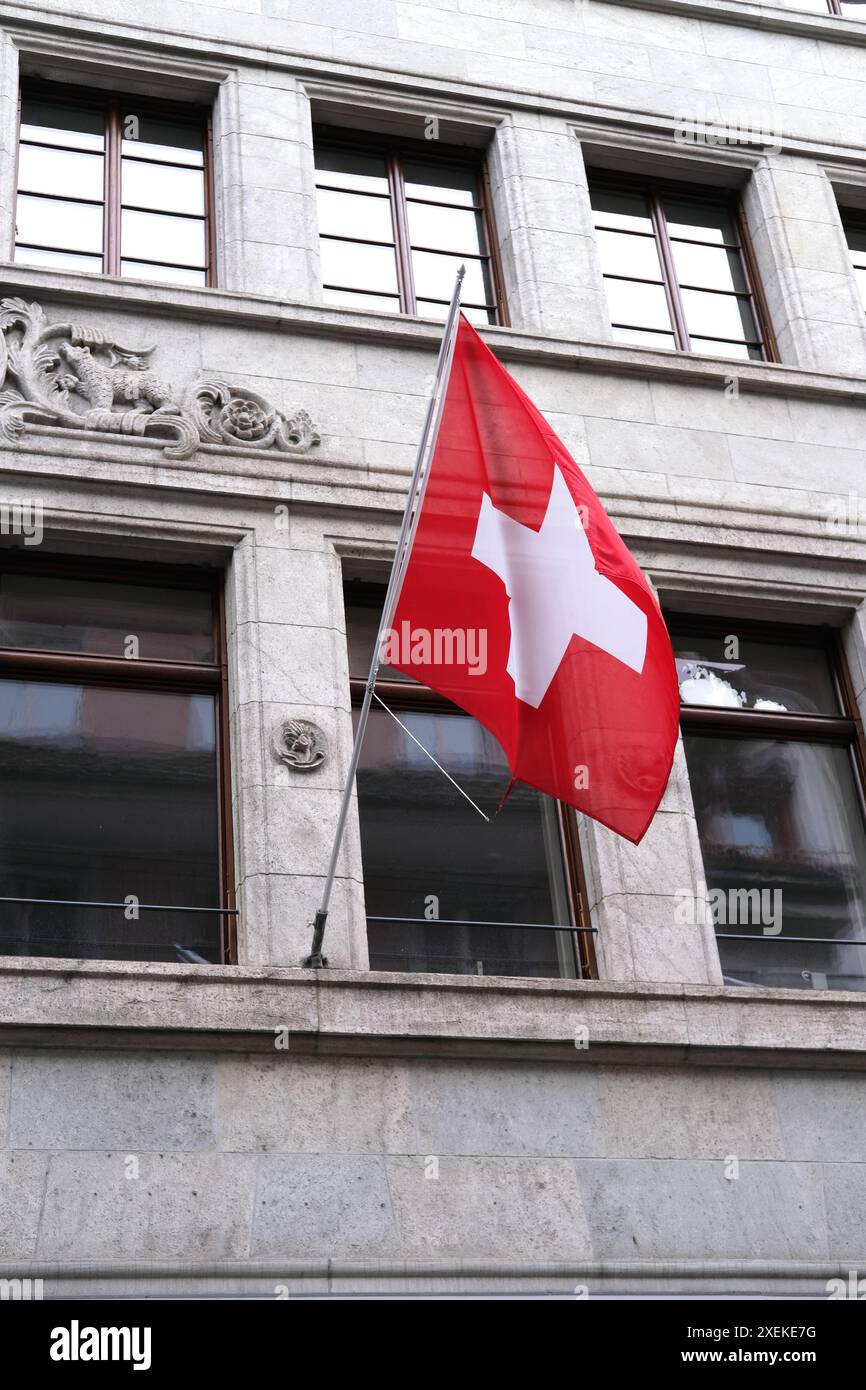 schweizer Nationalflagge flattert auf Seidentuch gegen Himmel, Konzept des Unabhängigkeitstages der schweiz, globaler Handel an Börsen, Unternehmen und Ländern Stockfoto