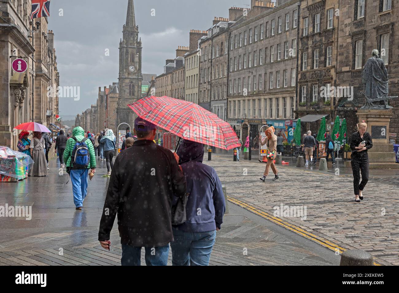 Stadtzentrum von Edinburgh, Schottland, Großbritannien. Juni 2024. Starke Regenschauer und sonnige Zeiten für Besucher der Altstadt, Temperatur 16 Grad mit Windböen 33/km/h. Quelle: Arch White/Alamy Live News. Stockfoto