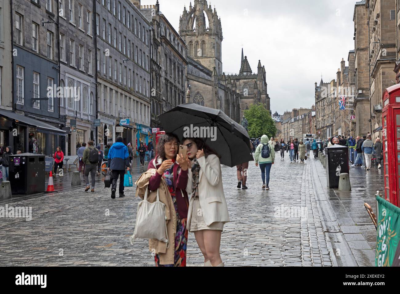 Stadtzentrum von Edinburgh, Schottland, Großbritannien. Juni 2024. Starke Regenschauer und sonnige Zeiten für Besucher der Altstadt, Temperatur 16 Grad mit Windböen 33/km/h. Quelle: Arch White/Alamy Live News. Stockfoto