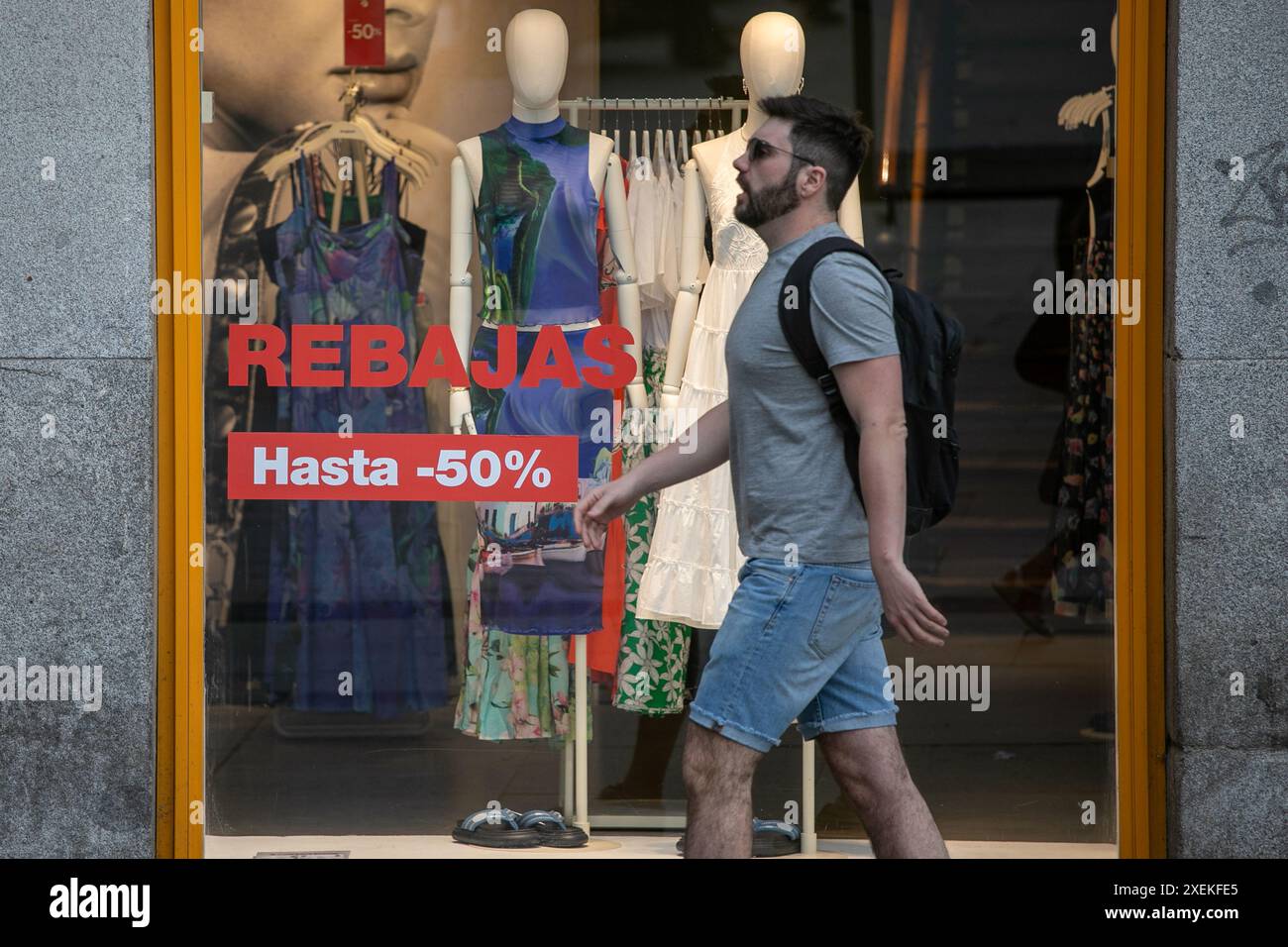 Madrid, Spanien. Juni 2024. An diesem Freitag, dem 28. Juni, haben die Sommerverkäufe in einem großen Teil des Handels und in großen Geschäften in Spanien begonnen, ein Tag, an dem Hunderte von Menschen gekommen sind, um die besten Angebote zu finden. Dieser Rabattzeitraum gilt bis August 31. Quelle: Canales Carvajal/Alamy Live News Stockfoto