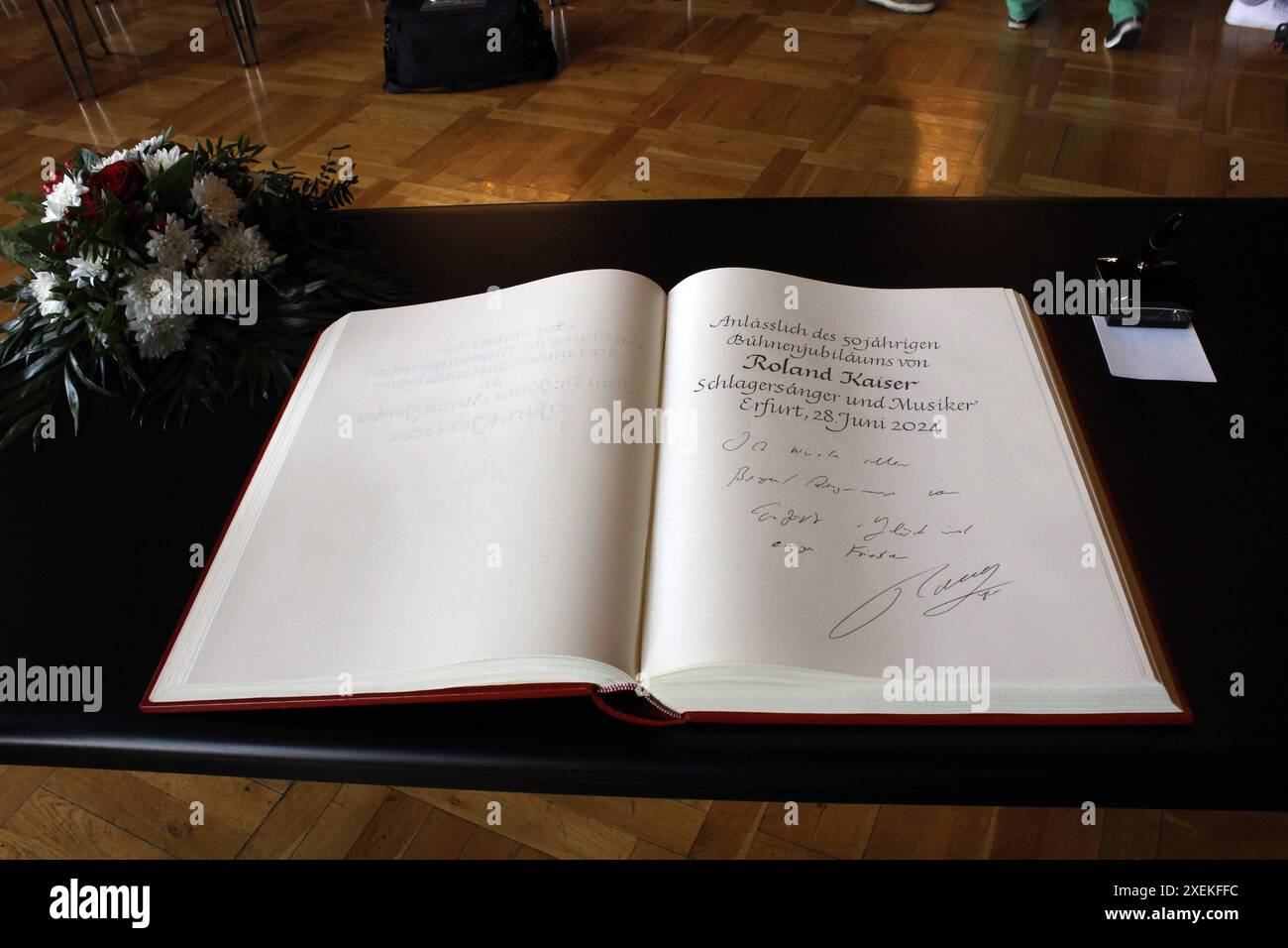 xxx Erfurt 28 06 2024 Roland Kaiser träg sich im Rathaus Festsaal  