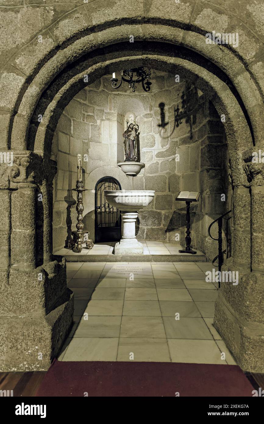 Die romanischen Steinbögen und das komplizierte religiöse Dekor unterstreichen die historische und spirituelle Bedeutung der Kirche. Stockfoto