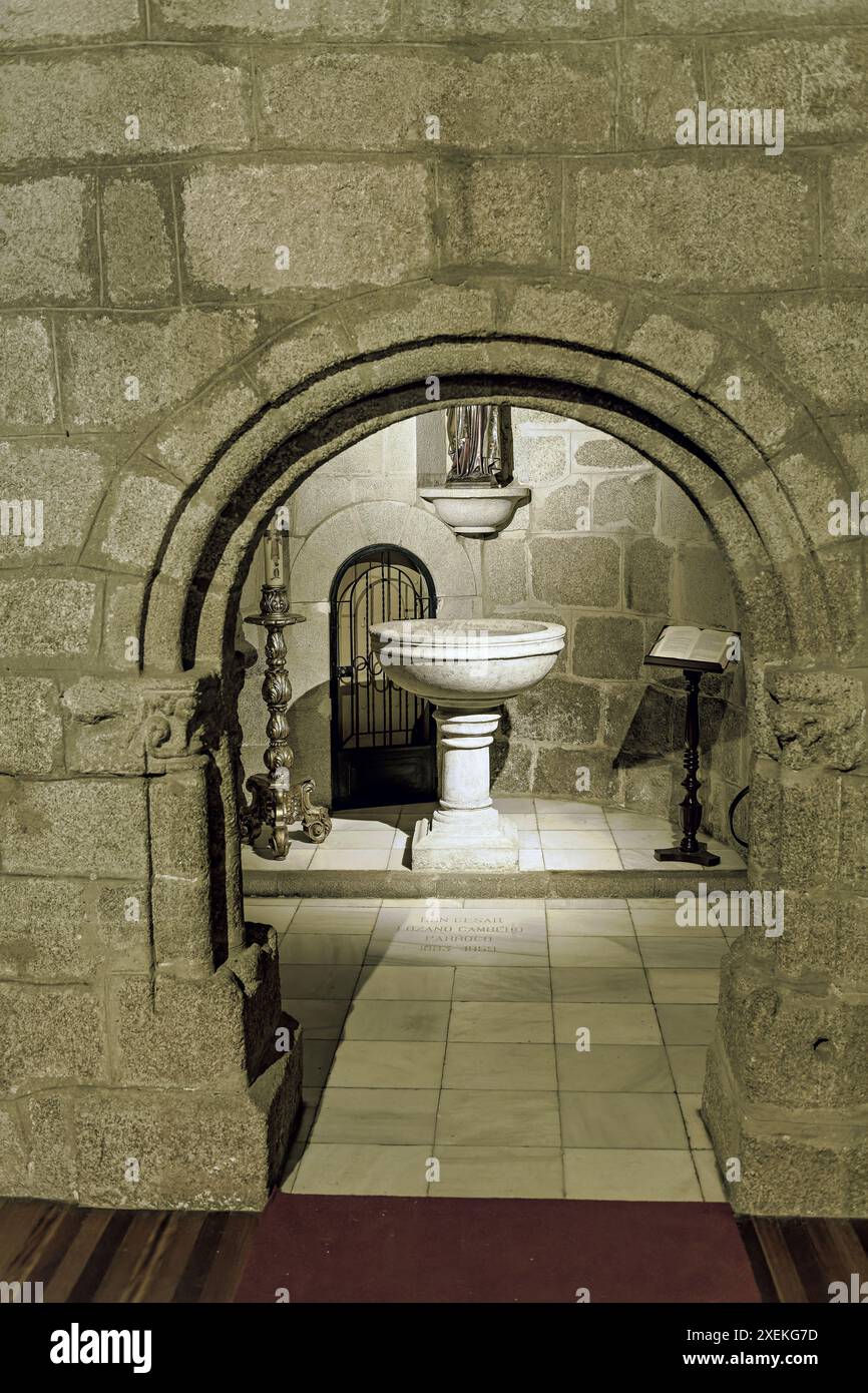 Die romanischen Steinbögen und das komplizierte religiöse Dekor unterstreichen die historische und spirituelle Bedeutung der Kirche. Stockfoto