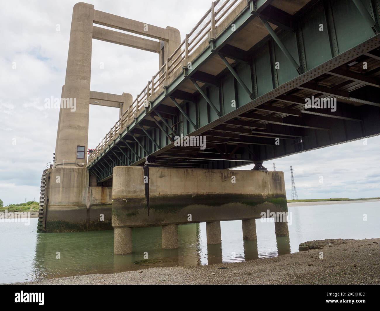 Sheerness, Kent, Großbritannien. Juni 2024. Kent's Kingsferry Bridge ist ab heute Abend 8 Tage lang für alle Nutzer in der Nähe - dazu gehören kommerzielle Schifffahrt, Freizeityachten, Züge, Autos, Radfahrer und Fußgänger. Die verlängerte Schließung soll Network Rail Time ermöglichen, 40 der zum Heben der Brücke verwendeten Stahlseile zu ersetzen, die am Ende ihrer Lebensdauer stehen und dringend auf der 1960 eröffneten Brücke ausgetauscht werden müssen. Der Straßenverkehr kann die Alternative Sheppey Crossing nutzen, andere Nutzer müssen jedoch einen Shuttle-Service nutzen. Quelle: James Bell/Alamy Live News Stockfoto