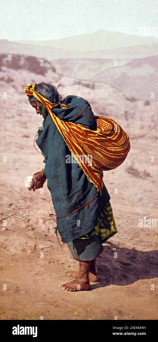 Geduldige Arbeit, Moki Pueblos, Indianerfrau der Hopi Indianer, Arizona, Historisch, digital restaurierte Reproduktion von einer Vorlage aus dem 19. Jahrhundert, Datum nicht angegeben Stockfoto