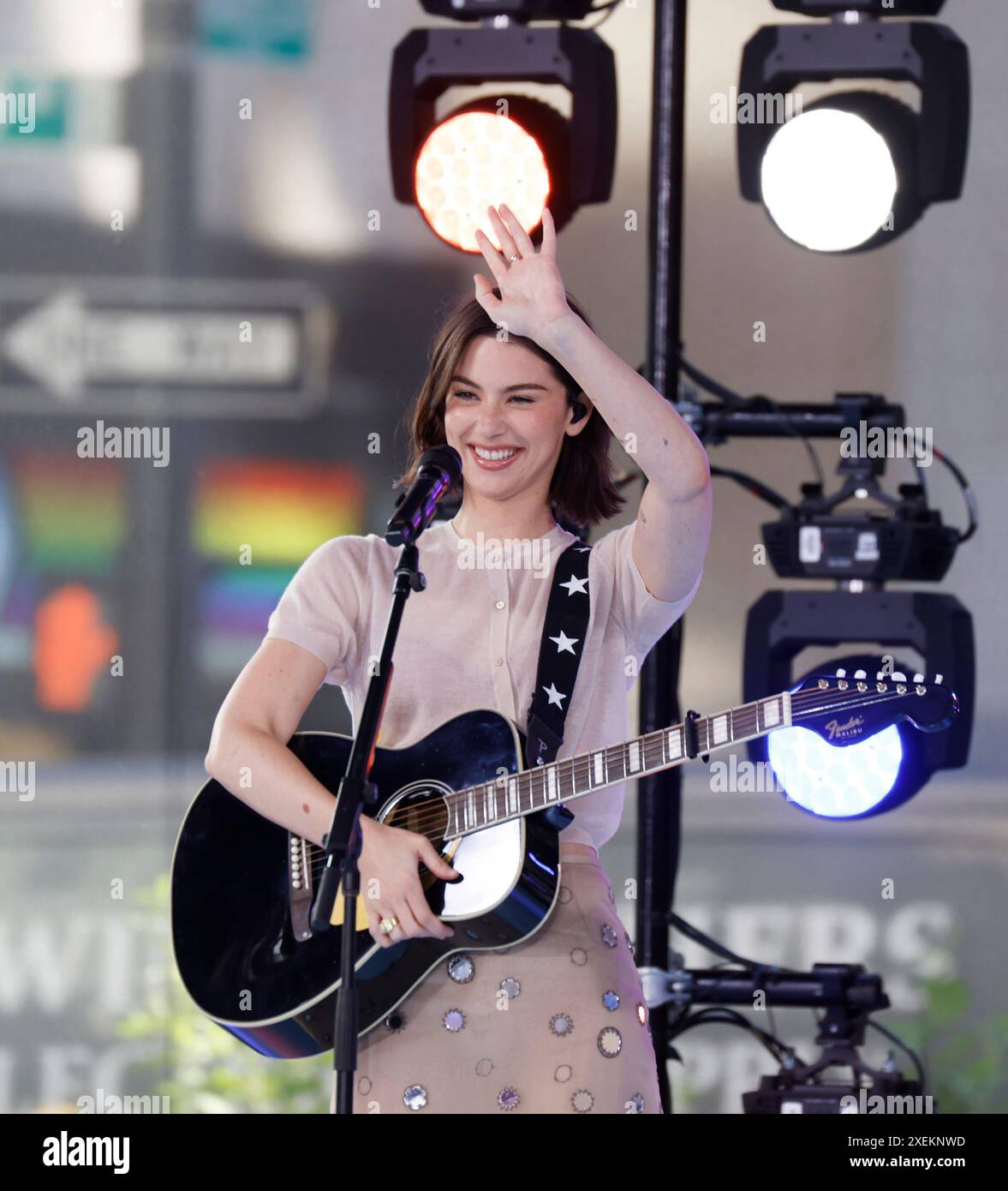 New York, Usa. Juni 2024. Gracie Abrams tritt am Freitag, den 28. Juni 2024 in der NBC Today Show im Rockefeller Center in New York auf. Foto: John Angelillo/UPI Credit: UPI/Alamy Live News Stockfoto