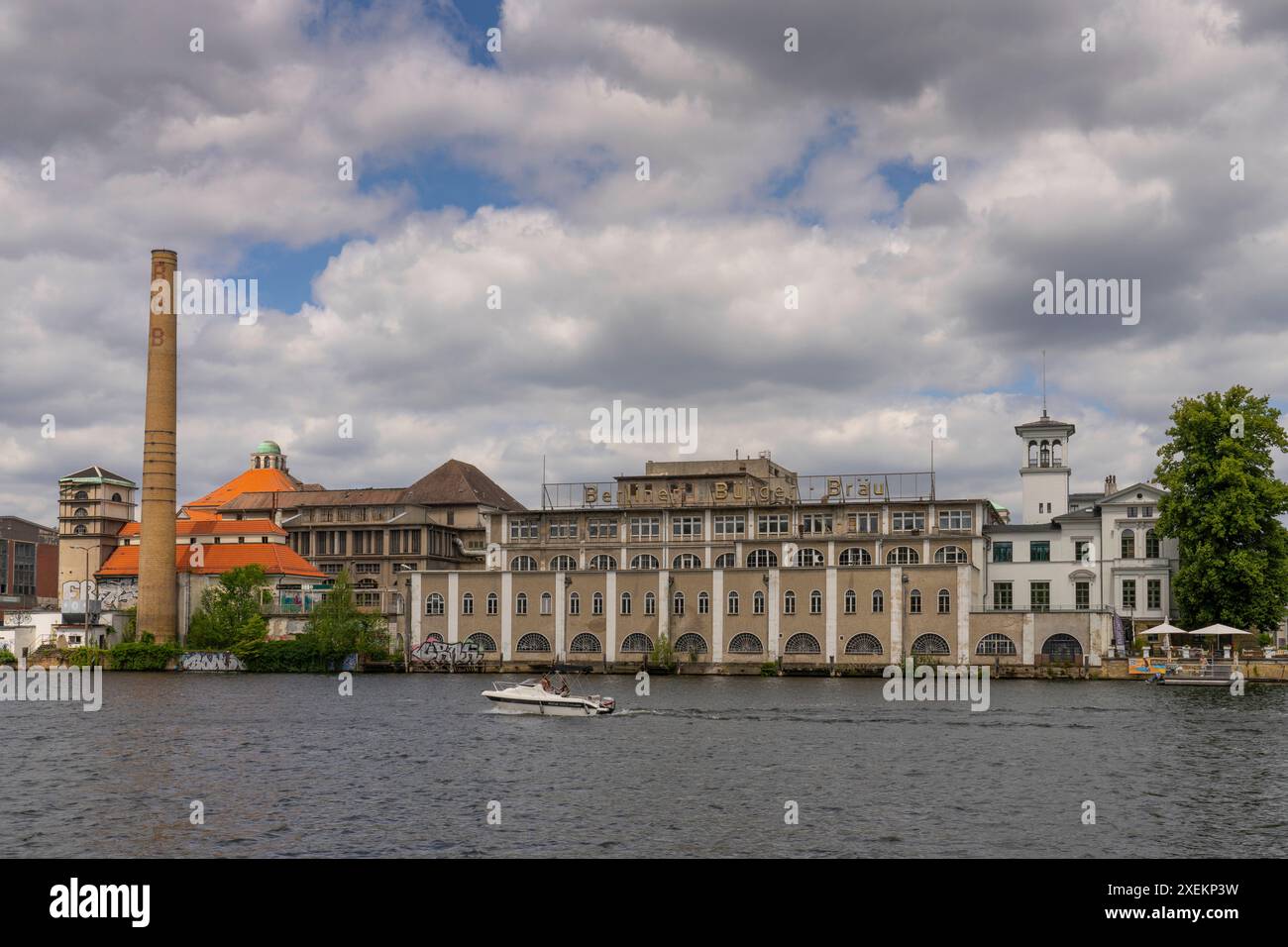 Das Gebäude der Brauerei Berliner Bürgerbräu an der Spree am Spreetunnel in Friedrichshagen in Berlin-Köpenick. Berliner Bürgerbräu war bis zur Schließung im Jahr 2010 die älteste Brauerei der Stadt. *** Das Brauhaus Berliner Bürgerbräu an der Spree am Spreetunnel in Friedrichshagen in Berlin Köpenick das Berliner Bürgerbräu war bis zur Schließung 2010 die älteste Brauerei der Stadt Stockfoto