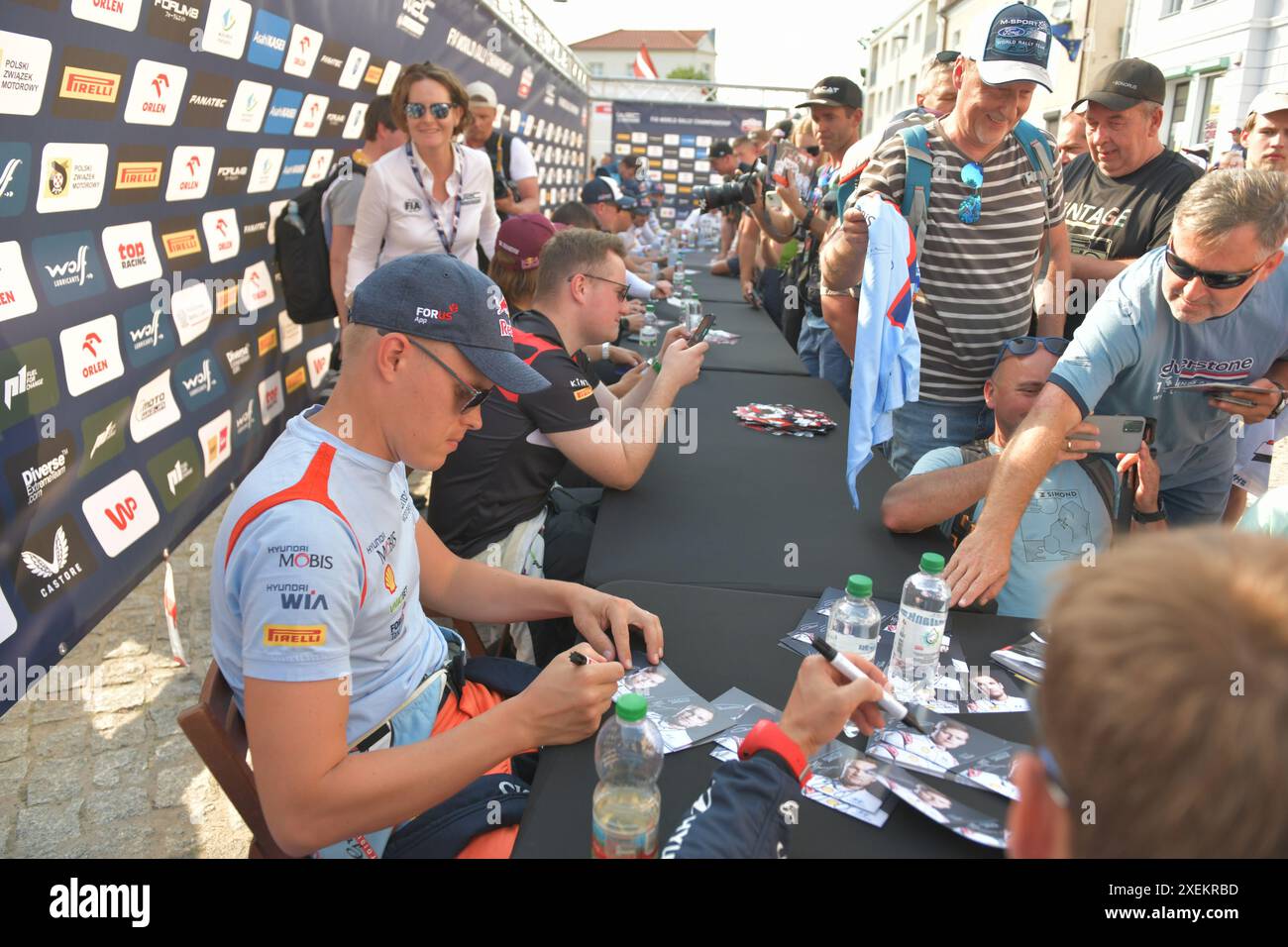 Autogrammstunde für die Fans im Rallyezentrum in Mikolajci Motorsport, FIA WRC, 80. Rallye Polen, Rallye-Weltmeisterschaft, Mikolajci, Polen, Autogramstunde, 27.06.2024 Foto: Eibner-Pressefoto/Jürgen Augst Stockfoto