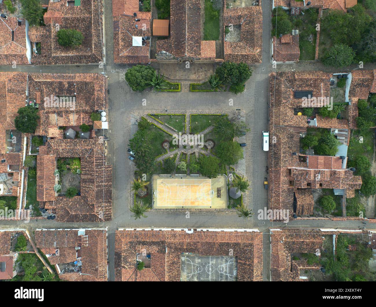 Ein Bild über dem Kopf zeigt den Platz von Guane, Santander, mit seinem symmetrischen Layout von Gärten und historischen Gebäuden mit charakteristischen roten Dächern. Stockfoto