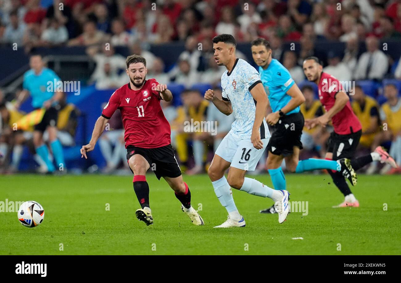 Georgiens Otar Kiteishvili (links) und Portugals Matheus Nunes im Spiel der Gruppe F zur UEFA Euro 2024 in der Arena AufSchalke in Gelsenkirchen. Bilddatum: Mittwoch, 26. Juni 2024. Stockfoto