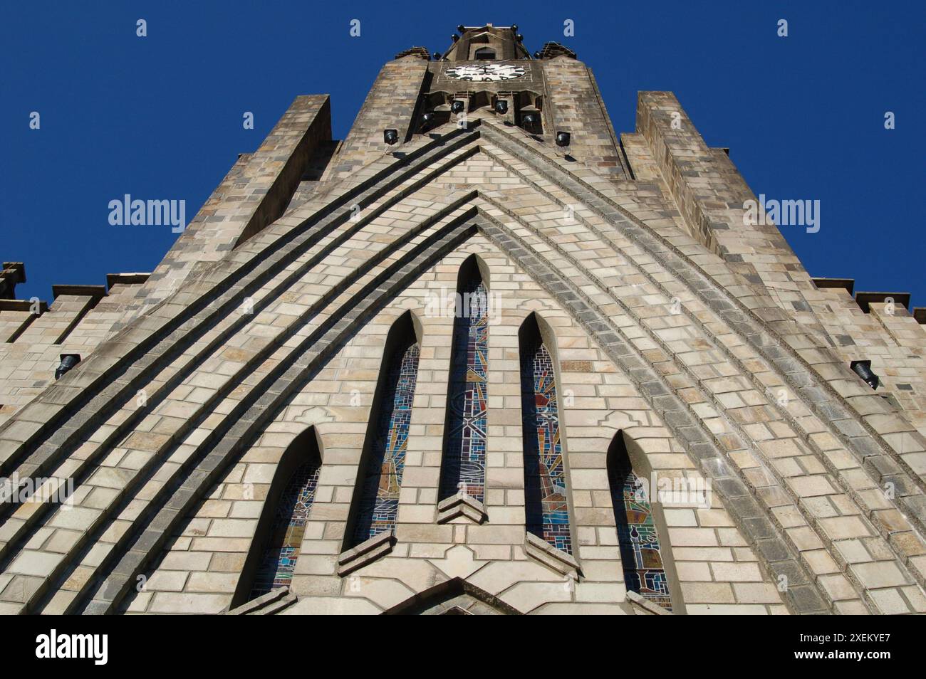 Steinkirche (Catedral de Pedra) in der Stadt Canela an einem wunderschönen Tag mit blauem Himmel. Berühmte Kirche in Canela, Rio Grande do Sul Brasilien Stockfoto