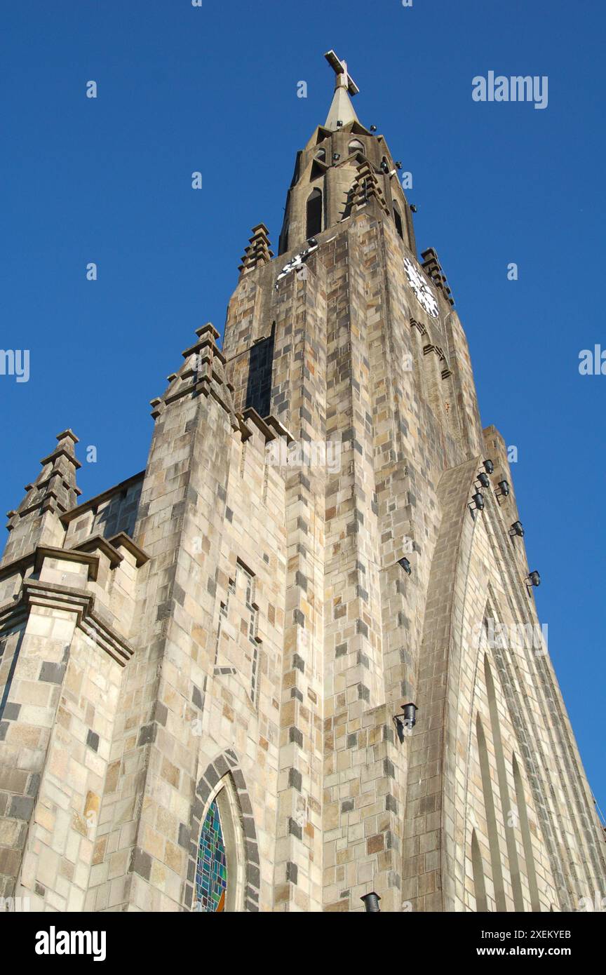 Steinkirche (Catedral de Pedra) in der Stadt Canela an einem wunderschönen Tag mit blauem Himmel. Berühmte Kirche in Canela, Rio Grande do Sul Brasilien Stockfoto