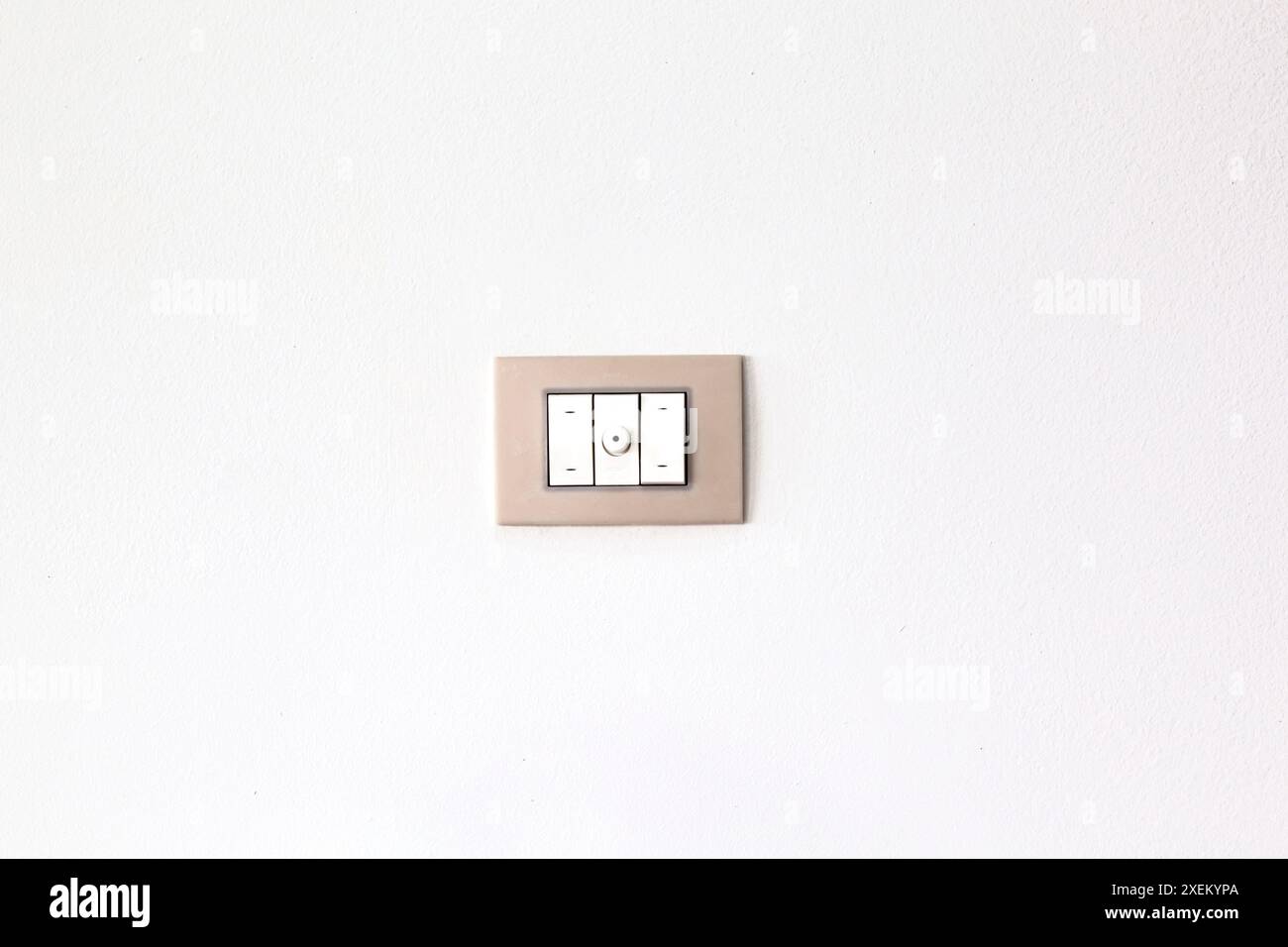Wandlichtschalter im europäischen Stil auf weißem Hintergrund. Drei Abschnitte und Dimmer-Regler. Platz zum Kopieren Stockfoto
