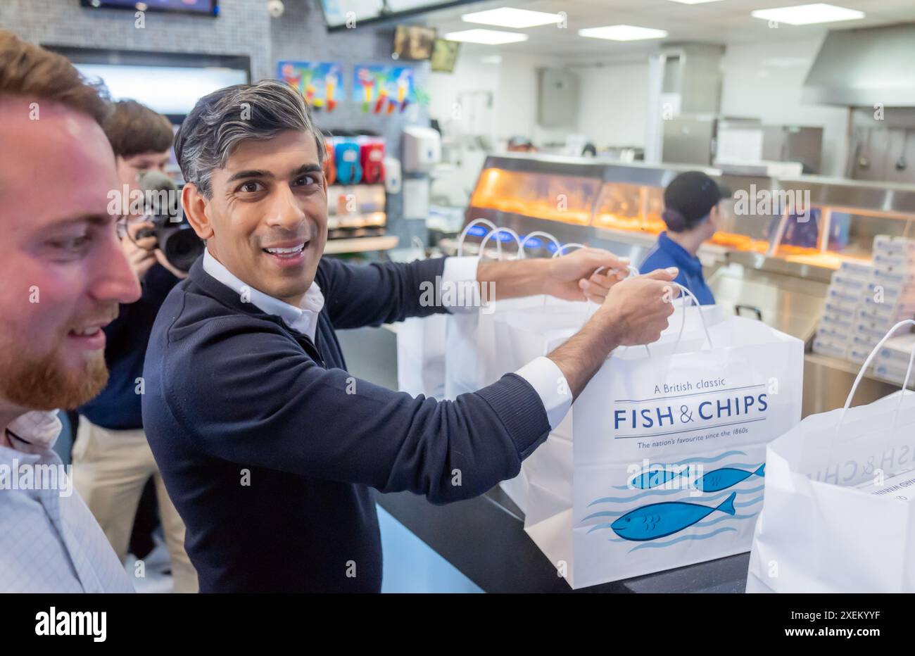 Premierminister Rishi Sunak kauft traditionelle Fish and Chips für die Medien im Sea Breeze Fish and Chips Shop in Redcar, während er sich auf dem Wahlkampfpfad befindet. Bilddatum: Freitag, 28. Juni 2024. Stockfoto