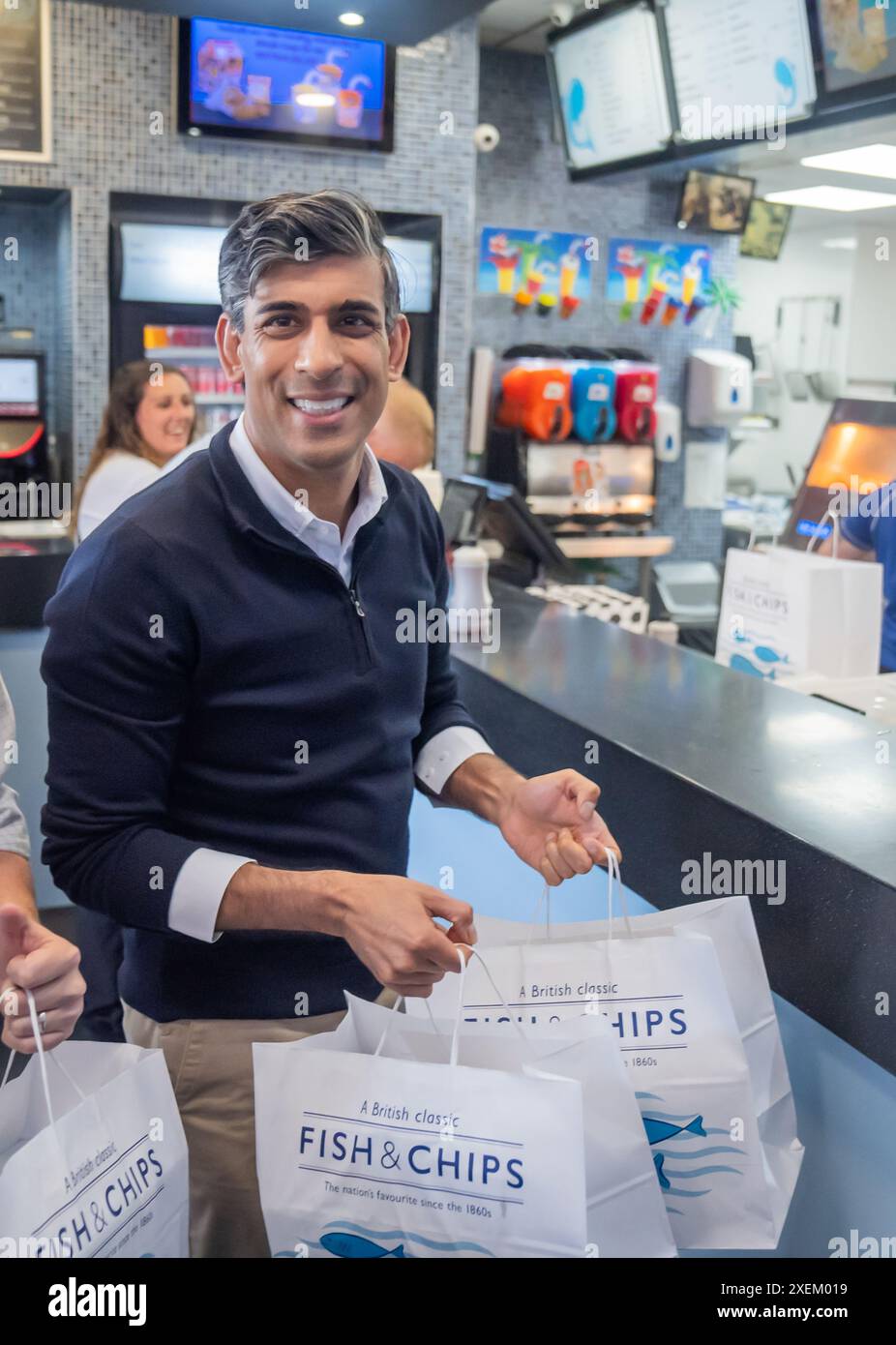 Premierminister Rishi Sunak kauft traditionelle Fish and Chips für die Medien im Sea Breeze Fish and Chips Shop in Redcar, während er sich auf dem Wahlkampfpfad befindet. Bilddatum: Freitag, 28. Juni 2024. Stockfoto