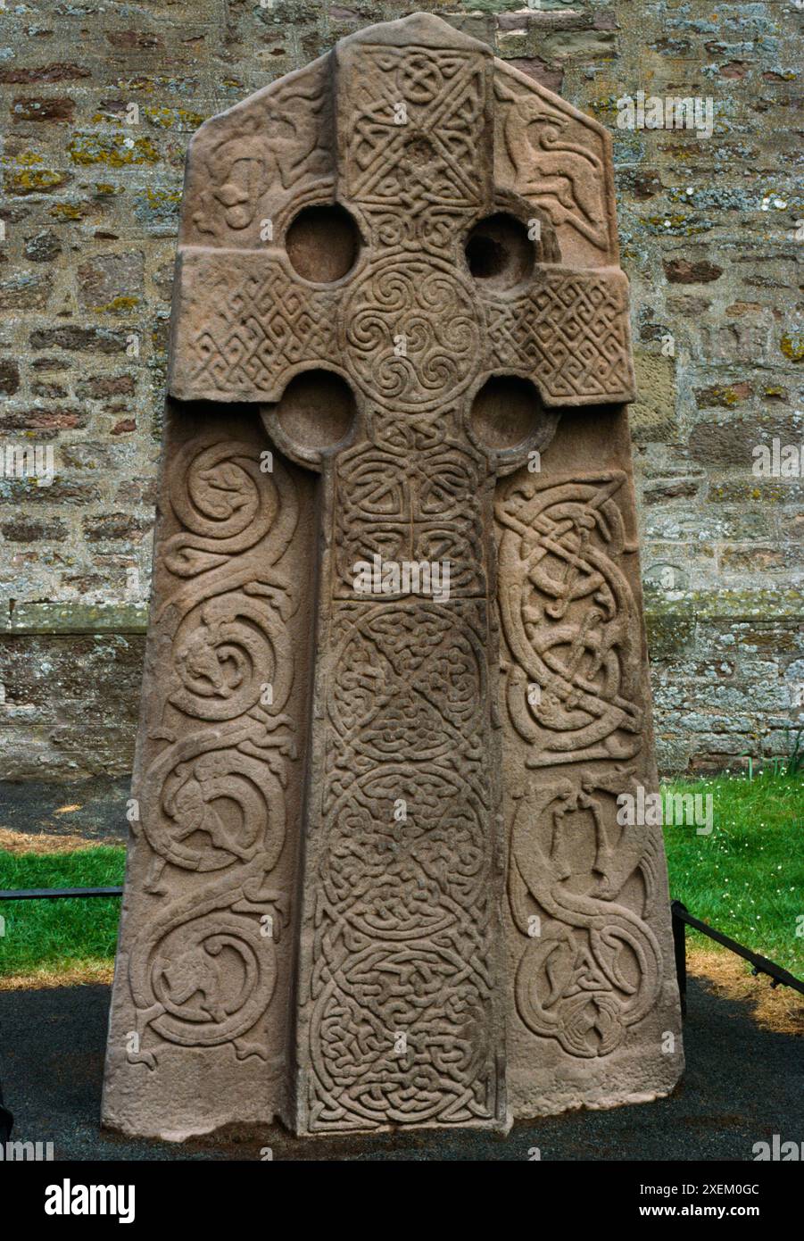 Die Vorderseite (W) der Mitte des C9thAD, Klasse II Pictish Kreuzplatte in Aberlemno Churchyard, Angus, Tayside, Schottland, Großbritannien: Keltisches Ringkreuz und Muster. Stockfoto