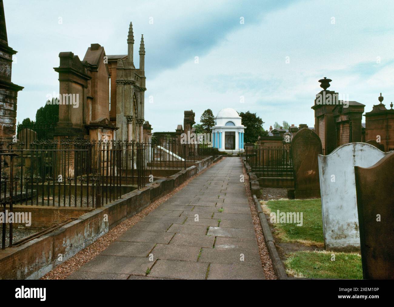 Sehen Sie sich das Burns Mausoleum an, eine neoklassische Rotunde, die 1817 fertiggestellt wurde, in St Michael's Churchyard, Dumfries, Schottland, Großbritannien: Dichter Robert (Rabbie) Burns. Stockfoto
