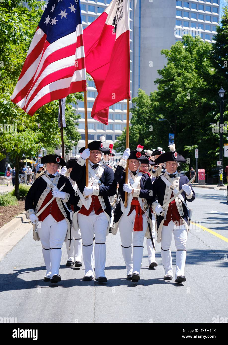 Halifax, Nova Scotia, Kanada. Juni 2024. Die Middlesex County Volunteers Fifes & Drums aus Massachusetts USA treten in den Straßen von Halifax auf, Teil des Halifax Tattoo Festivals. Die Gruppe aus Boston führt das traditionelle Repertoire des regimentalen Fife- und Trommelkorps auf, das mit den europäischen oder amerikanischen Armeen während des Amerikanischen Unabhängigkeitskrieges von 1775 bis 1783 verbunden war. Quelle: Meanderingemu/Alamy Live News Stockfoto