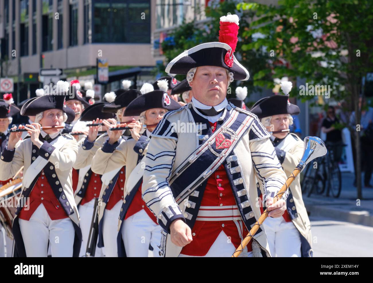 Halifax, Nova Scotia, Kanada. Juni 2024. Die Middlesex County Volunteers Fifes & Drums aus Massachusetts USA treten in den Straßen von Halifax auf, Teil des Halifax Tattoo Festivals. Die Gruppe aus Boston führt das traditionelle Repertoire des regimentalen Fife- und Trommelkorps auf, das mit den europäischen oder amerikanischen Armeen während des Amerikanischen Unabhängigkeitskrieges von 1775 bis 1783 verbunden war. Quelle: Meanderingemu/Alamy Live News Stockfoto