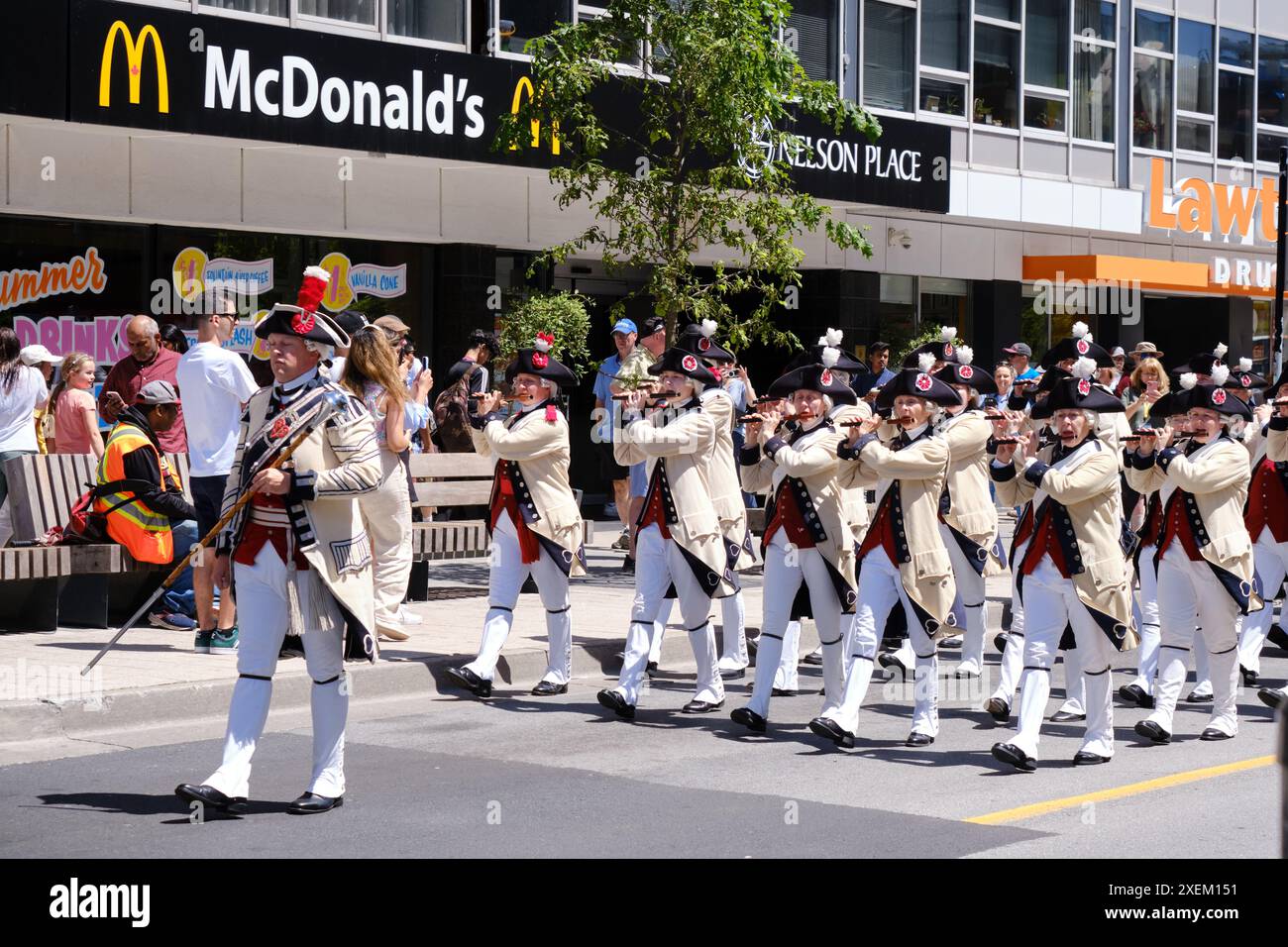 Halifax, Nova Scotia, Kanada. Juni 2024. Die Middlesex County Volunteers Fifes & Drums aus Massachusetts USA treten in den Straßen von Halifax auf, Teil des Halifax Tattoo Festivals. Die Gruppe aus Boston führt das traditionelle Repertoire des regimentalen Fife- und Trommelkorps auf, das mit den europäischen oder amerikanischen Armeen während des Amerikanischen Unabhängigkeitskrieges von 1775 bis 1783 verbunden war. Quelle: Meanderingemu/Alamy Live News Stockfoto