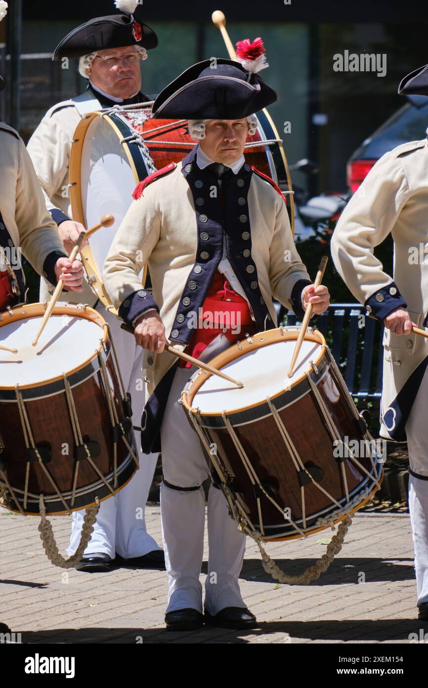 Halifax, Nova Scotia, Kanada. Juni 2024. Die Middlesex County Volunteers Fifes & Drums aus Massachusetts USA treten in den Straßen von Halifax auf, Teil des Halifax Tattoo Festivals. Die Gruppe aus Boston führt das traditionelle Repertoire des regimentalen Fife- und Trommelkorps auf, das mit den europäischen oder amerikanischen Armeen während des Amerikanischen Unabhängigkeitskrieges von 1775 bis 1783 verbunden war. Quelle: Meanderingemu/Alamy Live News Stockfoto