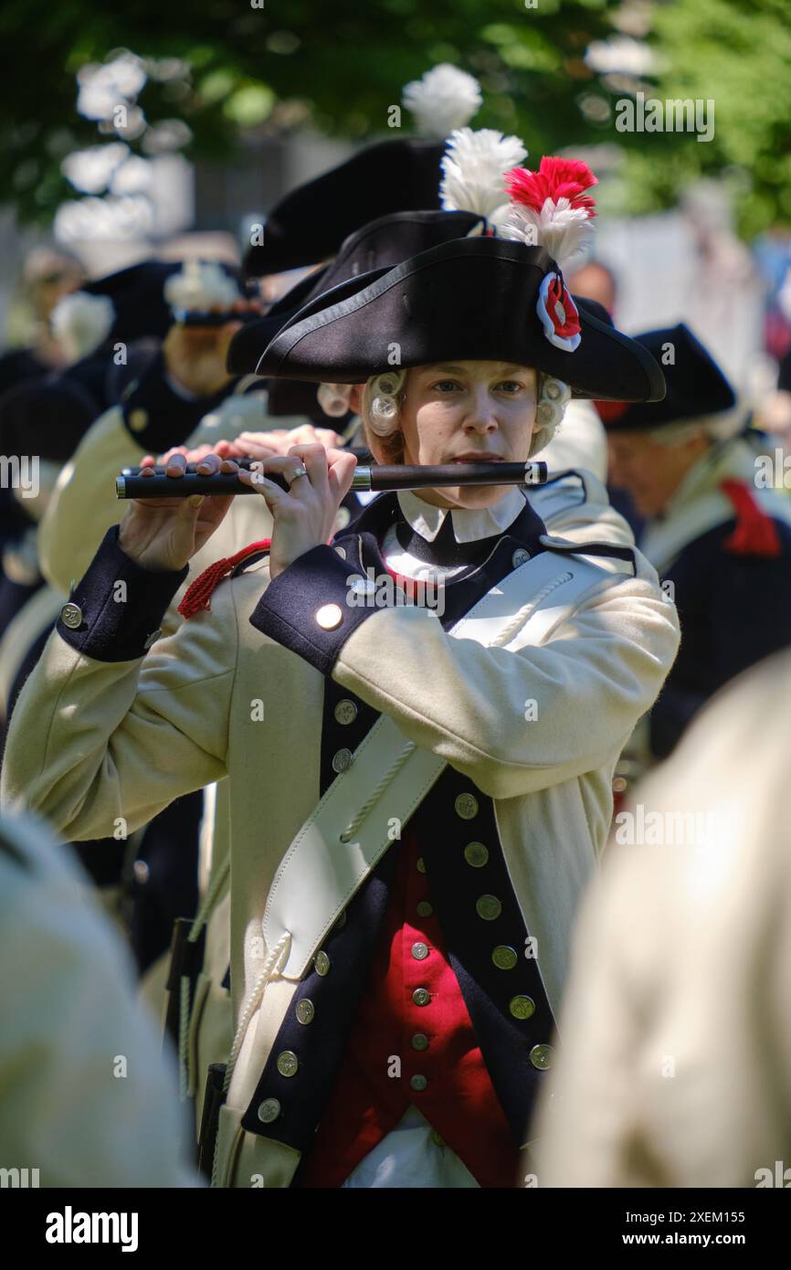 Halifax, Nova Scotia, Kanada. Juni 2024. Die Middlesex County Volunteers Fifes & Drums aus Massachusetts USA treten in den Straßen von Halifax auf, Teil des Halifax Tattoo Festivals. Die Gruppe aus Boston führt das traditionelle Repertoire des regimentalen Fife- und Trommelkorps auf, das mit den europäischen oder amerikanischen Armeen während des Amerikanischen Unabhängigkeitskrieges von 1775 bis 1783 verbunden war. Quelle: Meanderingemu/Alamy Live News Stockfoto