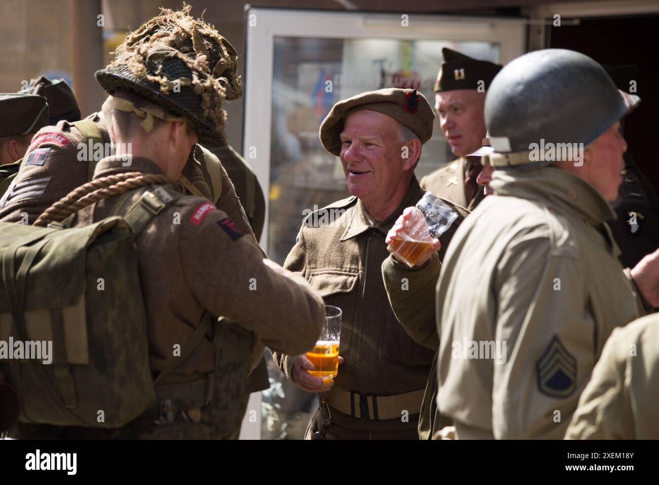 Juni 2017, Arromanches-les-Bains. Der britische Goldstrandsektor der Landung in der Normandie ist voll von Besuchern, die sich zu einem der beliebten gedenkfeiern des 6. Juni D-Day-Programms versammeln. Dutzende Veteranen besuchen einen Gottesdienst trotz Sturmwind und anhaltenden Schauern. Die Stadt, in der sich der Mulberry Harbour befindet, ist lebendig mit historischen Kostümen, Oldtimern und einer festlichen Atmosphäre. Quelle: Wayne Farrell/Alamy News Stockfoto