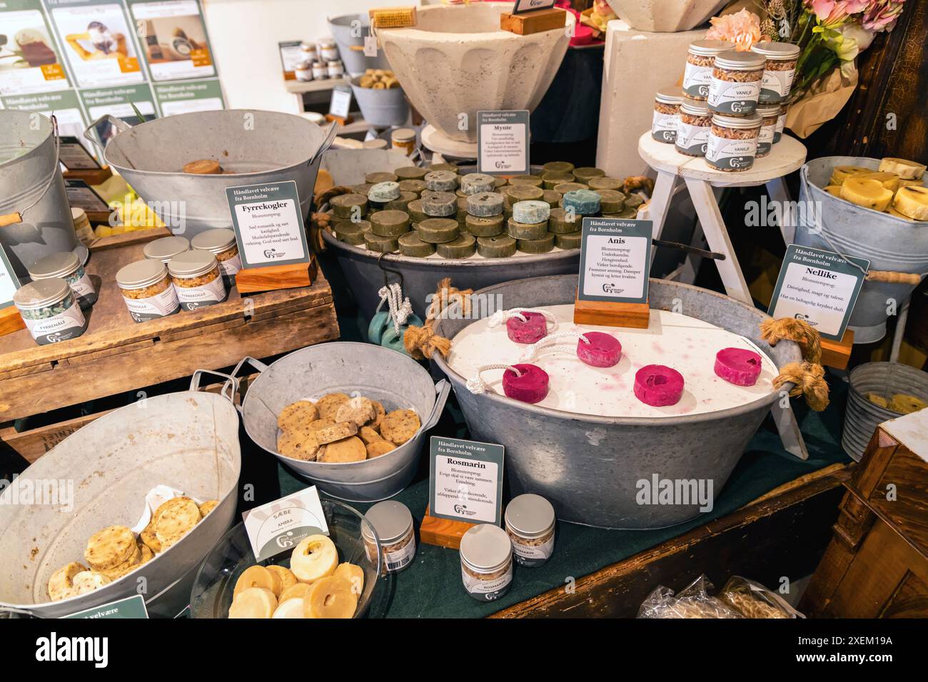 Verschiedene handgemachte Seifen und Hygieneartikel in Regalen in einem Geschäft. Dänemark - 20. juni 2024 Stockfoto