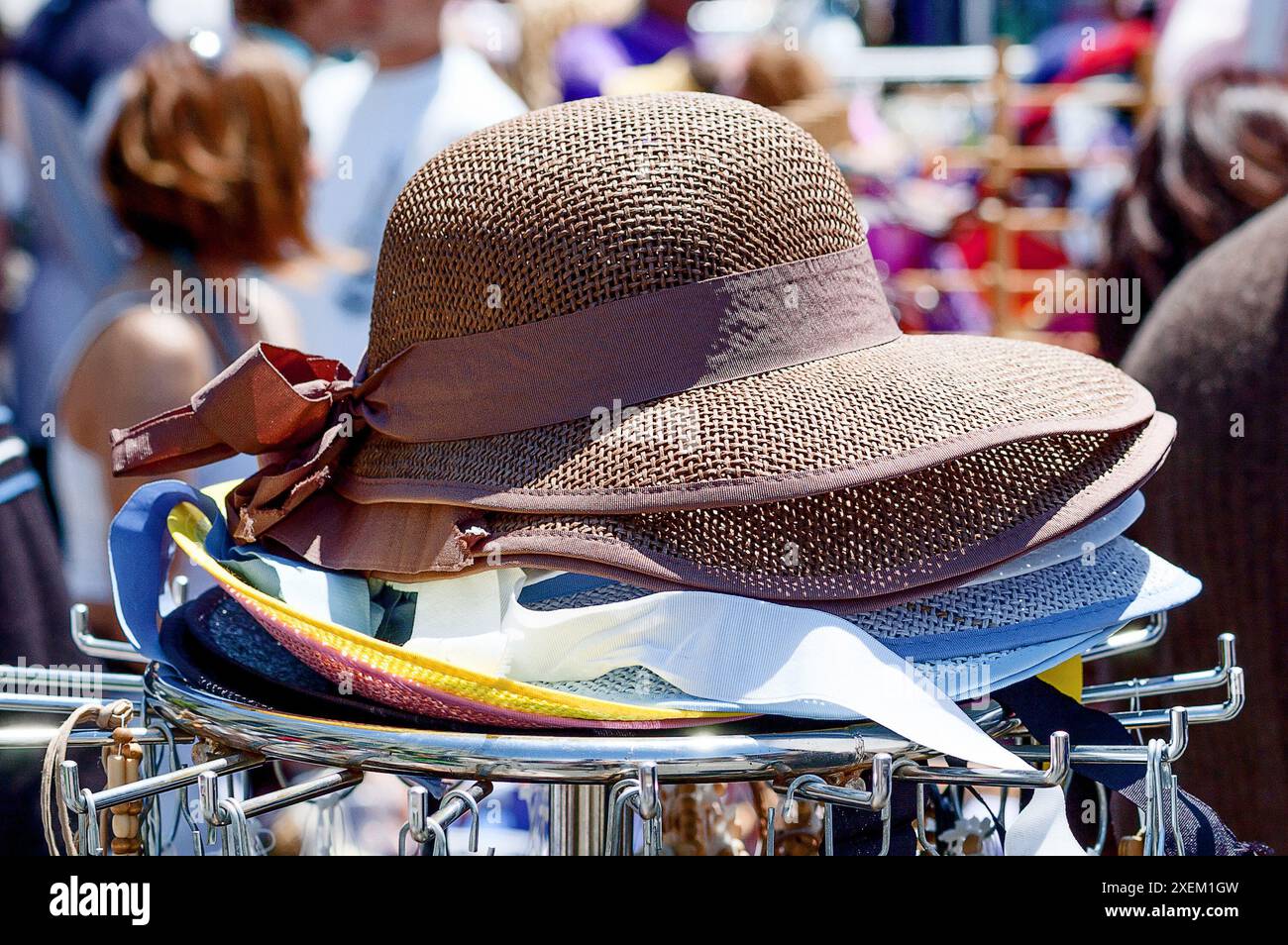 Damenhüte zum Verkauf in Carnaval 2005, Mission District San Francisco Stockfoto