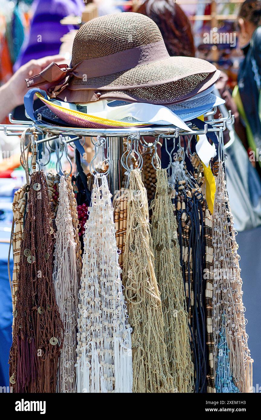 Damenhüte und -Kleidung zum Verkauf im Carnaval 2005, Mission District San Francisco Stockfoto