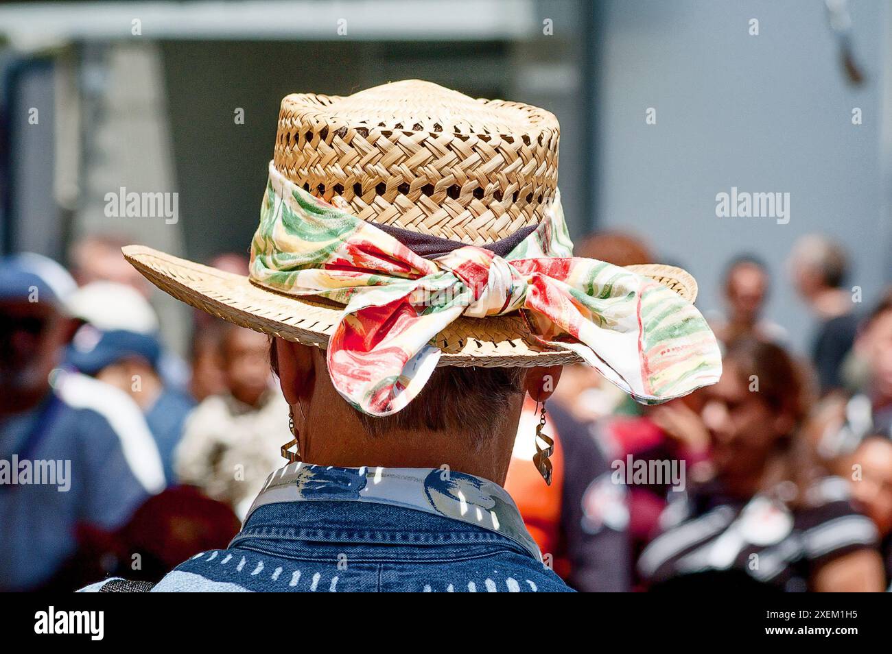 Eine Frau mit Strohhut in Carnaval 2005, Mission District San Francisco Stockfoto