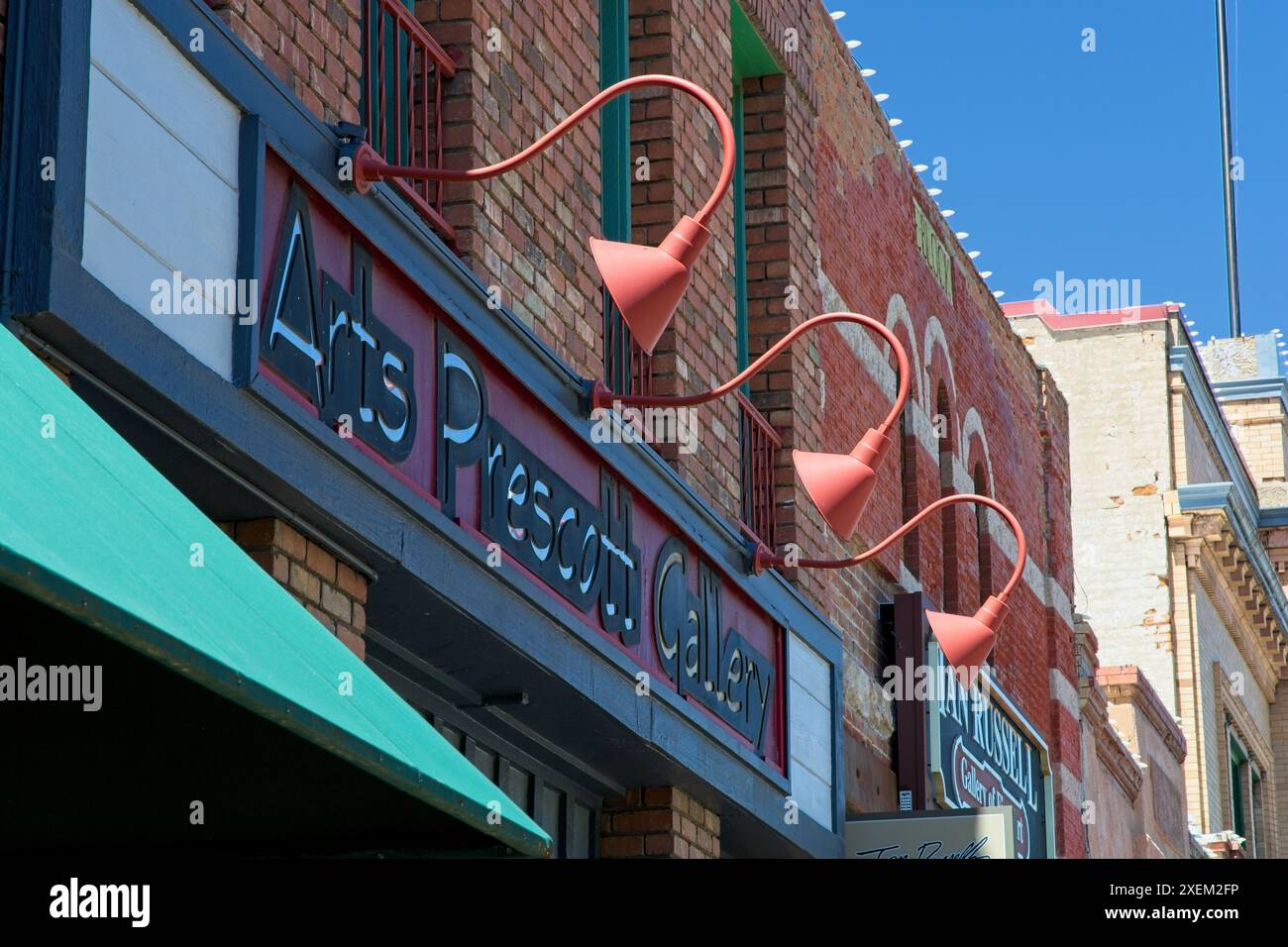 Gänsehals-Beleuchtung auf dem Wandschild der Galerie entlang der Whiskey Row im Zentrum von Prescott Arizona – April 2024 Stockfoto