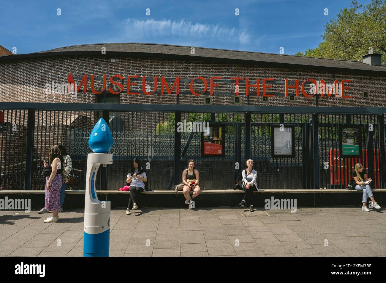Frauen vor dem Museum of the Home an einem sonnigen Tag, Hoxton, London, Großbritannien; England Stockfoto