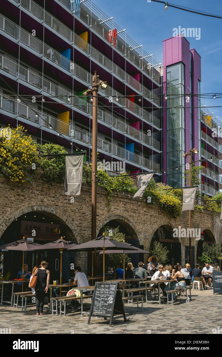 Essen im Freien im Deptford Market Yard, Deptford, London, Großbritannien; England Stockfoto