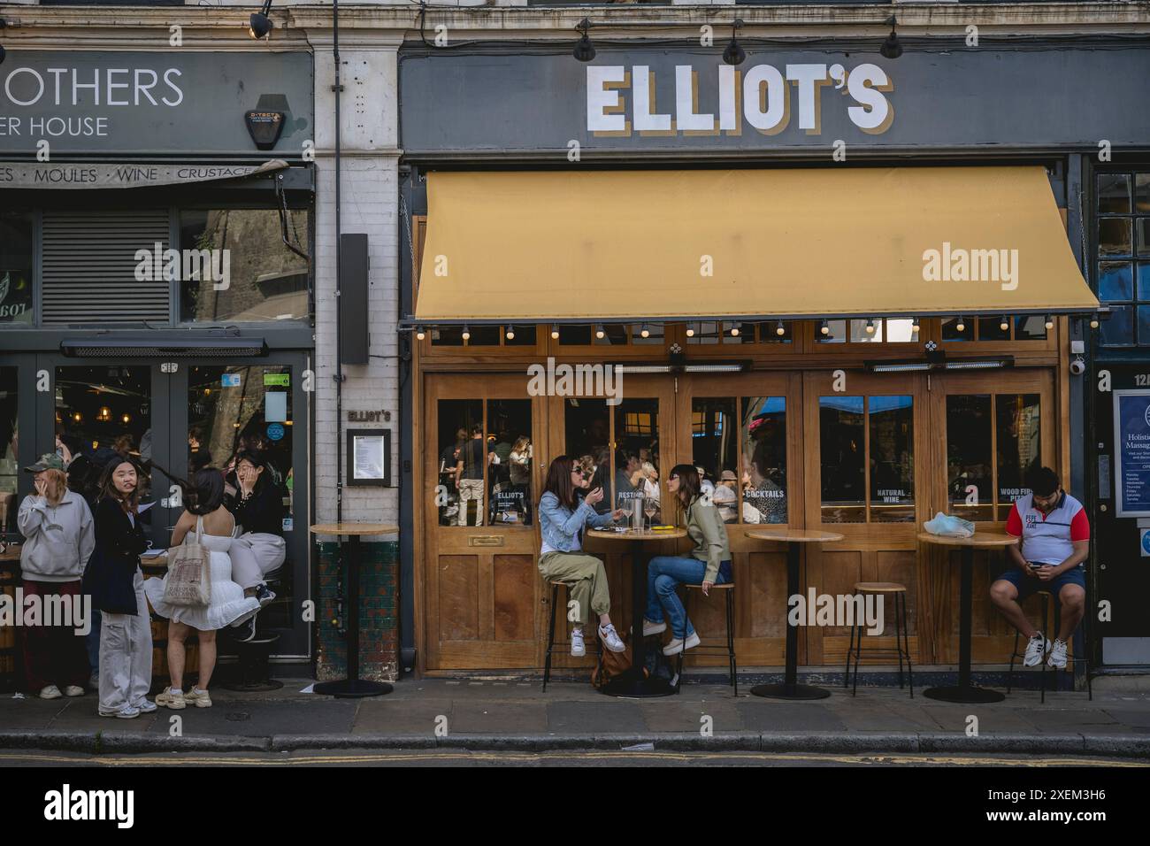 Menschen, die Geschäfte und Restaurants am Borough Market, London Bridge, London, UK, genießen England Stockfoto