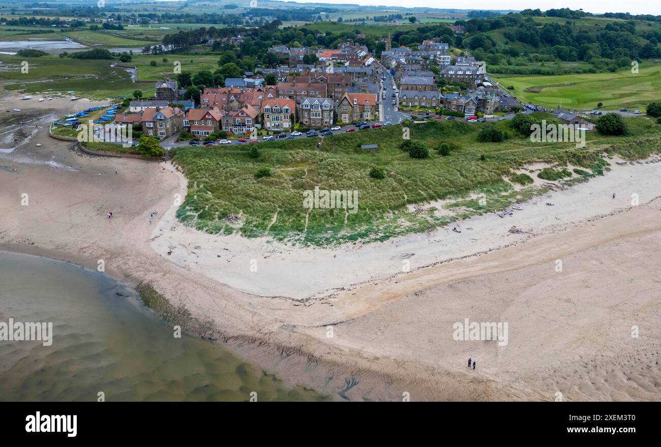 Drohnenansicht des Dorfes Alnmouth und der Flussmündung des Flusses ALN, Northumberland, England. Stockfoto