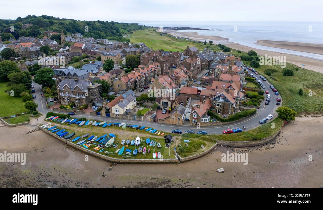 Drohnenansicht des Dorfes Alnmouth und der Flussmündung des Flusses ALN, Northumberland, England. Stockfoto