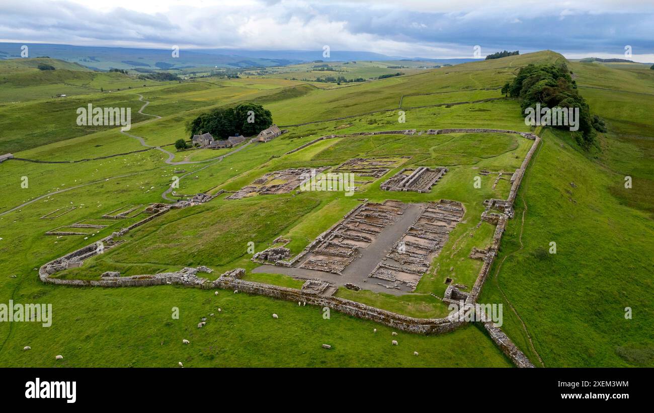 Luftaufnahme von Hadrian's Wall und Housesteads Fort, Northumberland, England. Stockfoto