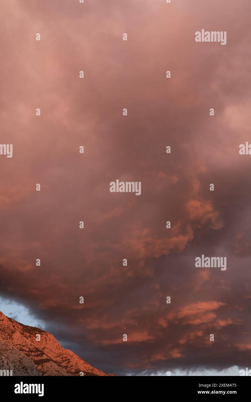 Riesige rot-orange Wolken bei Sonnenuntergang, kroatische Küste. Stockfoto
