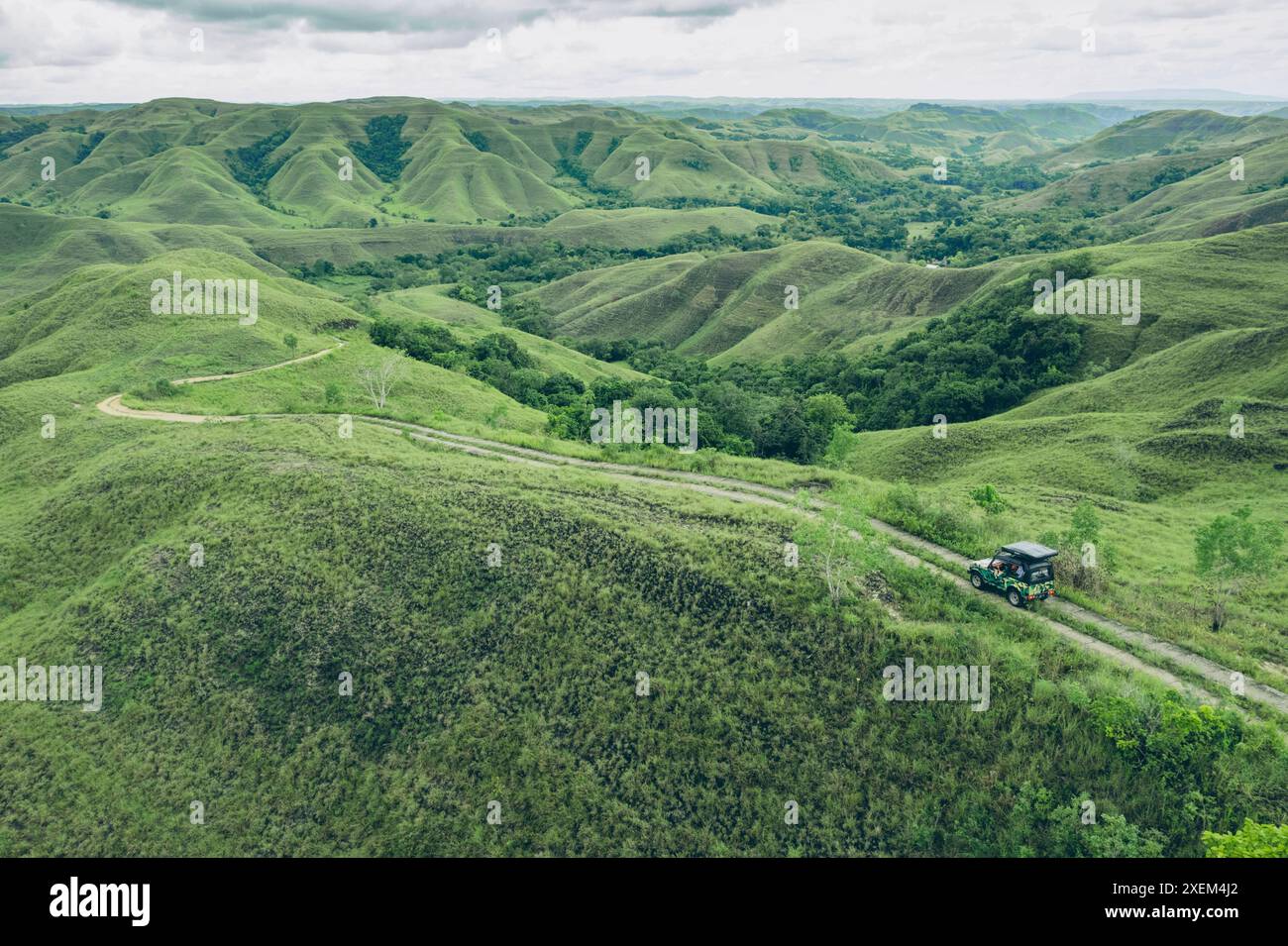 Das Fahrzeug macht eine Fahrt über das riesige Gebiet von Bukit Wairinding in Ost-Nusa Tenggara, Indonesien Stockfoto