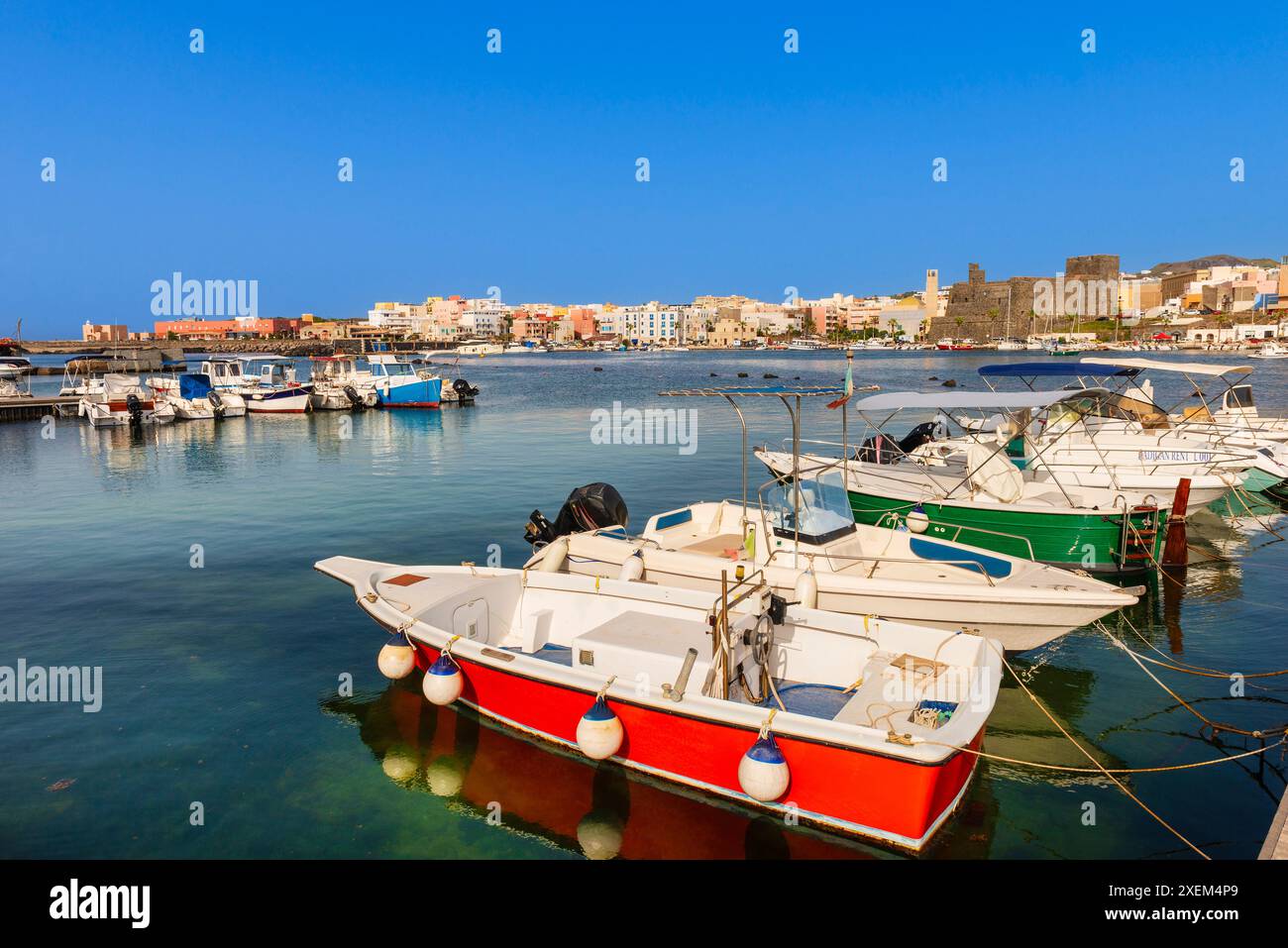 Motorboote, die in einer Reihe in einem Hafen auf der Insel Pantelleria anlegen; Pantelleria, Sizilien, Italien Stockfoto