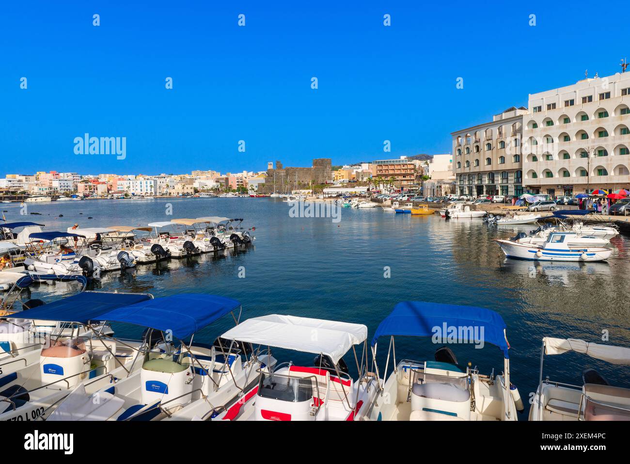 Boote, die in einem Hafen auf der Insel Pantelleria anlegen; Pantelleria, Sizilien, Italien Stockfoto