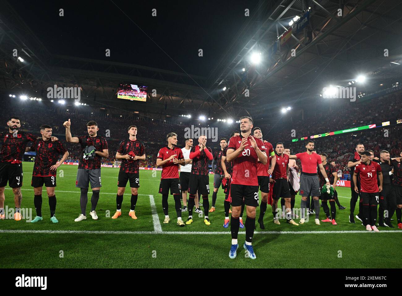 DÜSSELDORF, DEUTSCHLAND - 24. JUNI: Spieler Albaniens erkennen die Fans an, da Albanien von der EURO 2024 ausscheidet, nachdem er in Gro den vierten Platz belegt hat Stockfoto