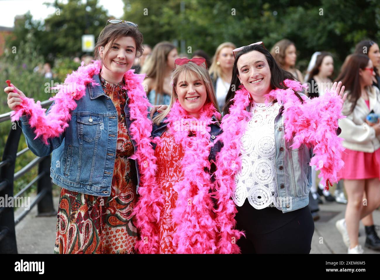 Cathy Maher, Kristyn Dunlop und Niamh Murray aus Dublin, bevor Taylor Swift während der Eras Tour auf der Bühne im Aviva Stadium in Dublin auftrat. Bilddatum: Freitag, 28. Juni 2024. Stockfoto