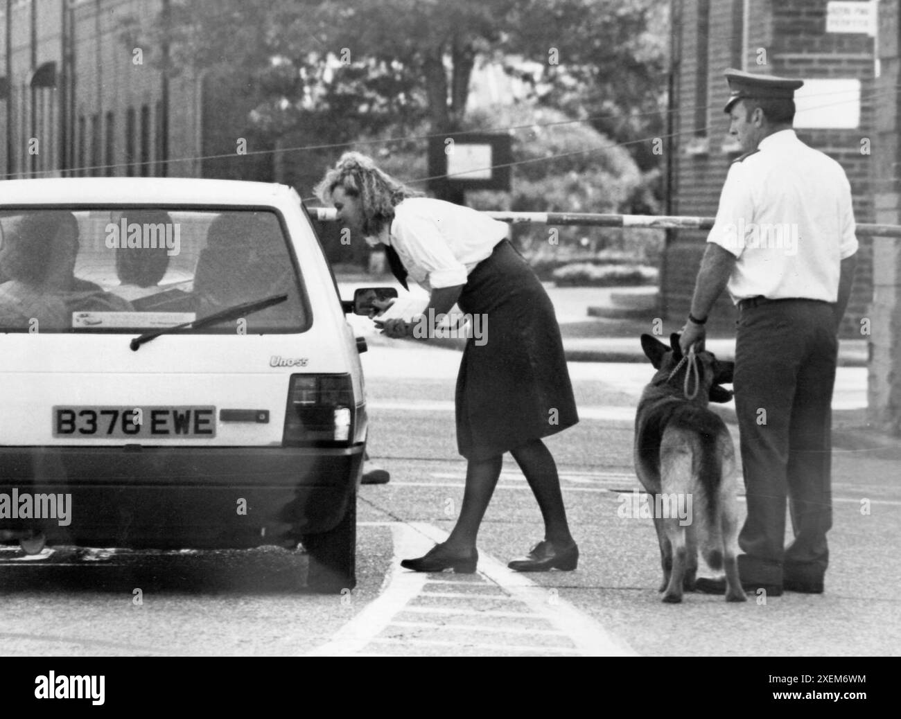 DIE SICHERHEIT WIRD IN DER ROYAL MARINE KASERNE, PORTSMOUTH, NACH DER DEAL-BARACKENBOMBE, 1989 PIC MIKE WALKER 1989 VERSTÄRKT Stockfoto